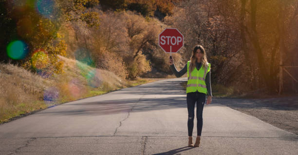 vigilante de paso de peatones - crossing guard fotografías e imágenes de stock