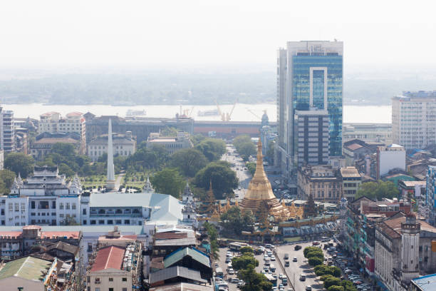 vue de dessus de sule paya (pagode). yangon. myanmar - paya photos et images de collection