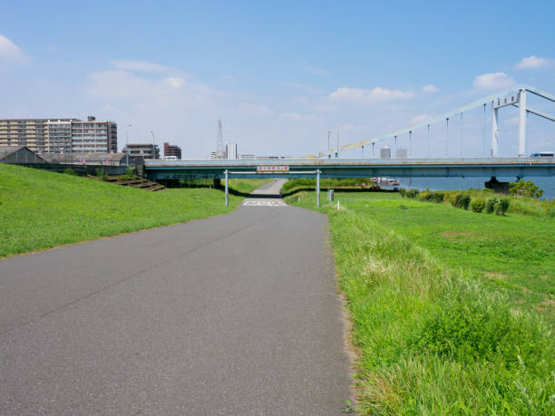 arakawa riverbed, japan tokyo - leito de rio imagens e fotografias de stock