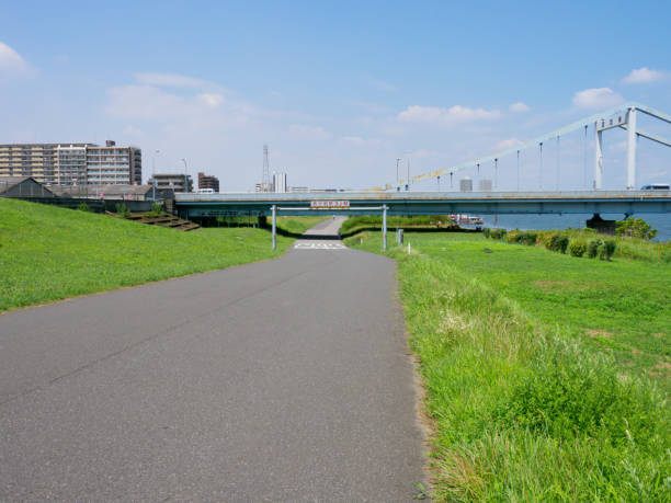 русло реки аракава, япония токио - embankment стоковые фото и изображения