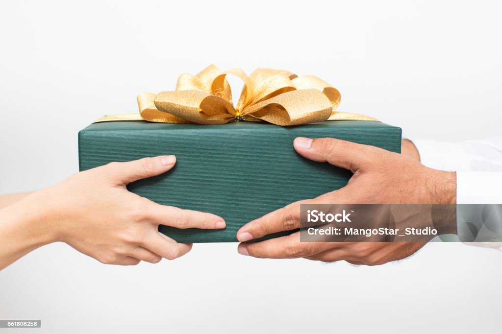 Paar hält verpackt zusammen Weihnachtsgeschenk - Lizenzfrei Geschenk Stock-Foto