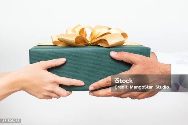 Paar Hält Verpackt Zusammen Weihnachtsgeschenk Stockfoto und mehr Bilder von Geschenk - Geschenk, Hand, Geben