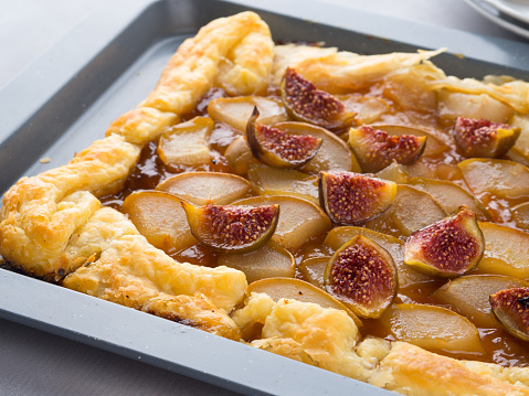 Puff pastry pie with pears and figs