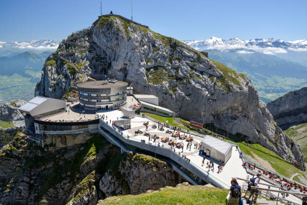 giornata di sole in cima al monte pilatus vicino a lucerna - pilatus foto e immagini stock