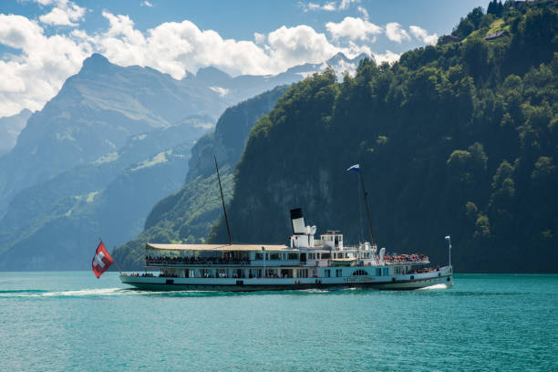 スイスのルツェルン湖をボートします。 - european alps mountain mountain peak rock ストックフォトと画像