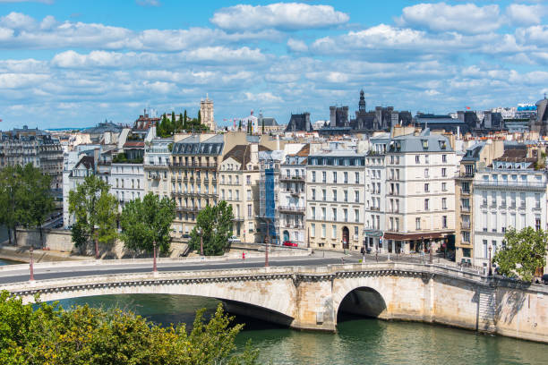 париж, вид на иль-сен-луи - pont de la tournelle стоковые фото и изображения