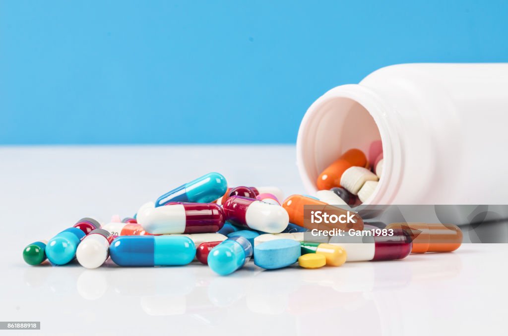 Bouteille de pilules avec déversement de pilule - Photo de Comprimés libre de droits