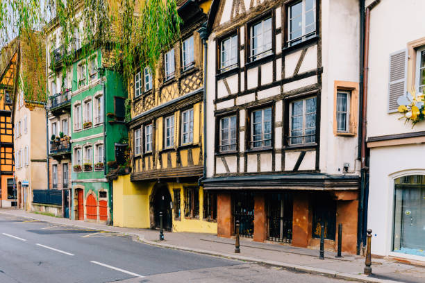 case colorate a strasburgo, alsazia, francia - strasbourg france cathedrale notre dame cathedral europe foto e immagini stock