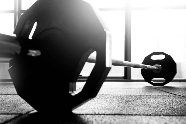 barre d'haltères dans la salle de sport - barre dhaltères photos et images de collection