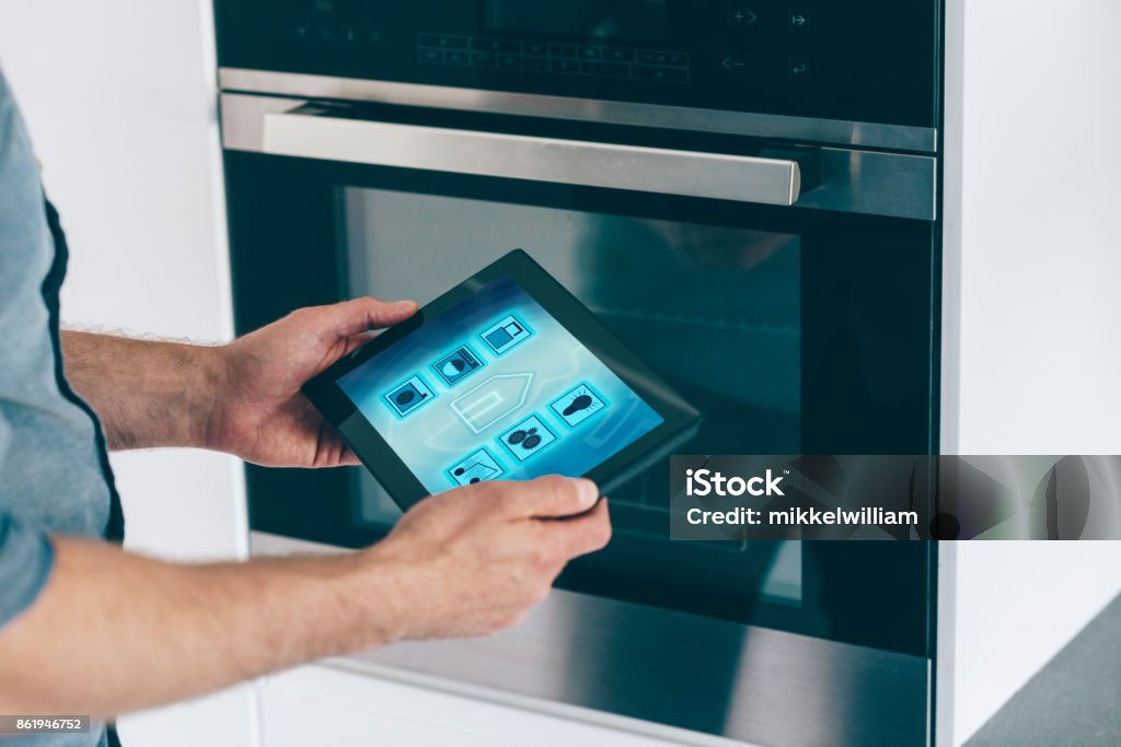 Intelligente Haussteuerung in Küche mit digitalen Tablet und app - Lizenzfrei Abschließen Stock-Foto
