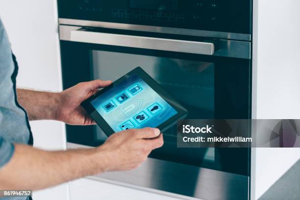 Intelligente Haussteuerung In Küche Mit Digitalen Tablet Und App Stockfoto und mehr Bilder von Abschließen