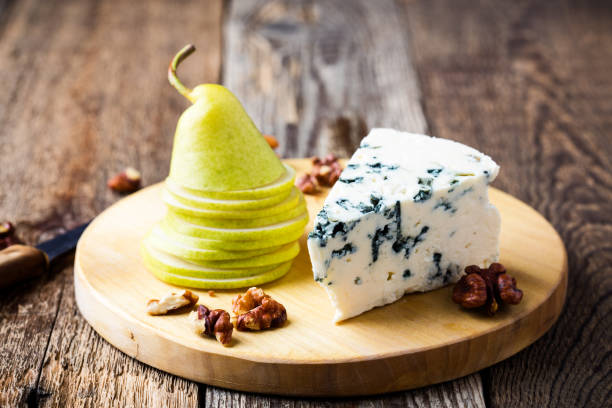 roquefort con pera fresca - cheese still life tray french cuisine fotografías e imágenes de stock