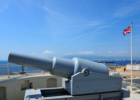Gibraltar: Rifled Muzzle Loading gun at Harding's Battery and Union Jack, Europa Point - the Spanish city of Algeciras and its bay can be seen in the background -  Strait of Gibraltar, Alboran Sea - photo by M.Torres