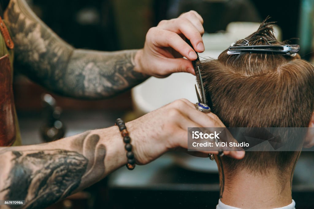 Cận Cảnh Người Đàn Ông Cắt Tóc Hợp Thời Trang Tại Tiệm Cắt Tóc Nhà ...
