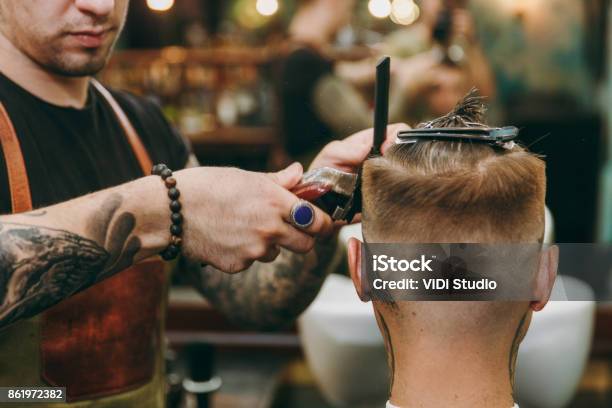 Cận Cảnh Người Đàn Ông Cắt Tóc Hợp Thời Trang Tại Tiệm Cắt Tóc Nhà Tạo