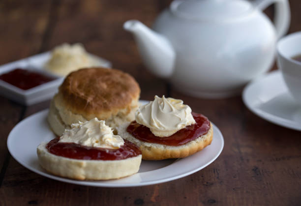 sahne tee mit scones strawberry jam clotted cream - english breakfast tea stock-fotos und bilder