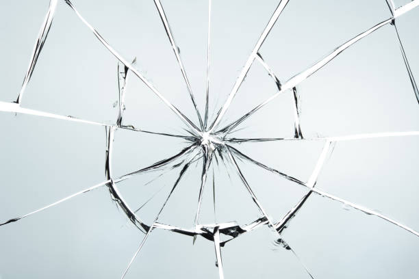 zerbrochenes glas isoliert auf weiße textur wallpaper hintergrund objekt design crash unfall-konzept - smashed window stock-fotos und bilder