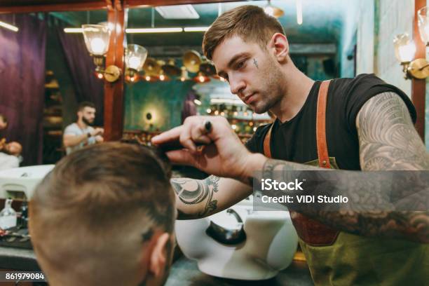 Cận Cảnh Cảnh Người Đàn Ông Cắt Tóc Hợp Thời Trang Tại Tiệm Cắt ...