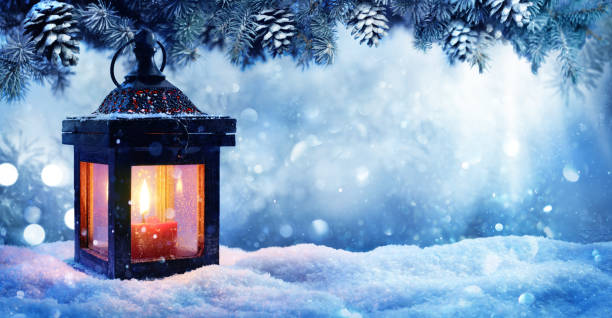 크리스마스 랜 턴 장면 저녁에 전나무 분기와 눈에 - lantern christmas snow candle 뉴스 사진 이미지