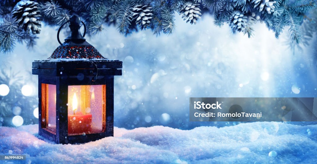 Lanterna de Natal na neve com ramo de abeto na noite cena - Foto de stock de Natal royalty-free