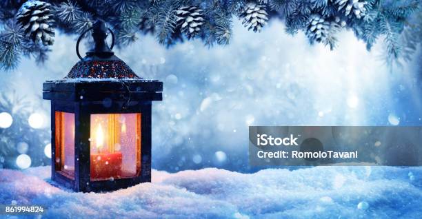Foto de Lanterna De Natal Na Neve Com Ramo De Abeto Na Noite Cena e mais fotos de stock de Natal