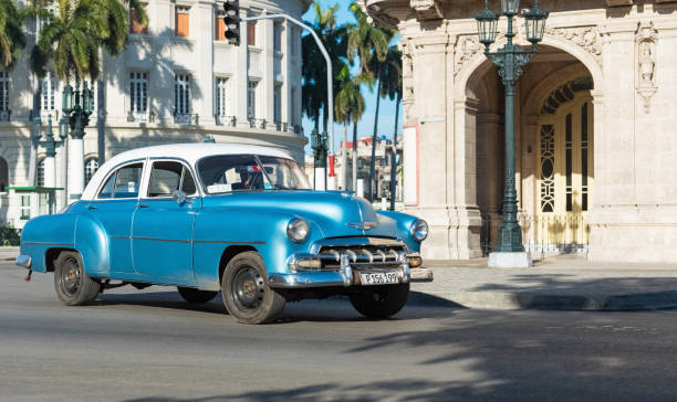 흰색 지붕 스 쿠바 하바나 시-세리 쿠바 보도해 메인 스트리트에 �미국 블루 시보레 클래식 자동차 - chevrolet havana cuba 1950s style 뉴스 사진 이미지