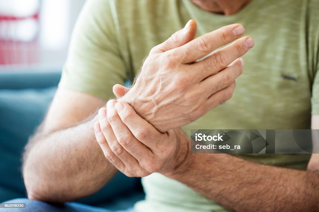Vieil homme souffrant de douleurs et rhumatismes - Photo de Douleur libre de droits