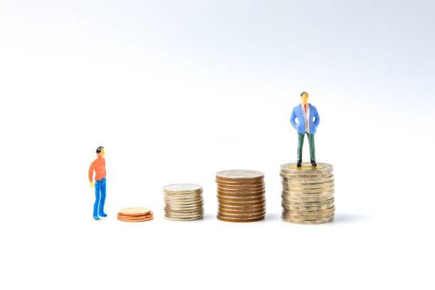 成功ラダー ミニチュアの人々 の概念: コインのスタックの上に立って中小企業の図。お金と金融の概念。 - figurine small people businessman ストックフォトと画像