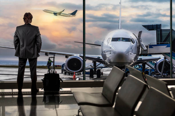 hombre espera para su vuelo en el aeropuerto de estar - arrival airport airport lounge flying fotografías e imágenes de stock