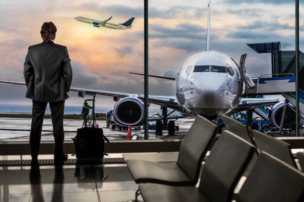 człowiek czeka na lot w airport lounge - commercial airplane airplane business travel flying zdjęcia i obrazy z banku zdjęć