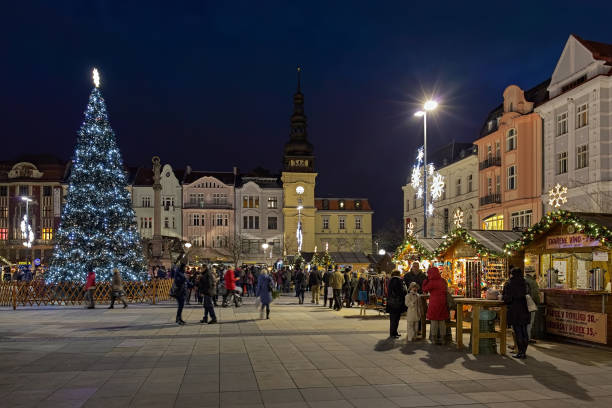 marché de noël sur la place masaryk à ostrava en crépuscule, république tchèque - ostrava photos et images de collection