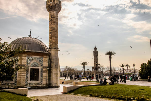 konak square em izmir, turquia - mosque europe part of day - fotografias e filmes do acervo