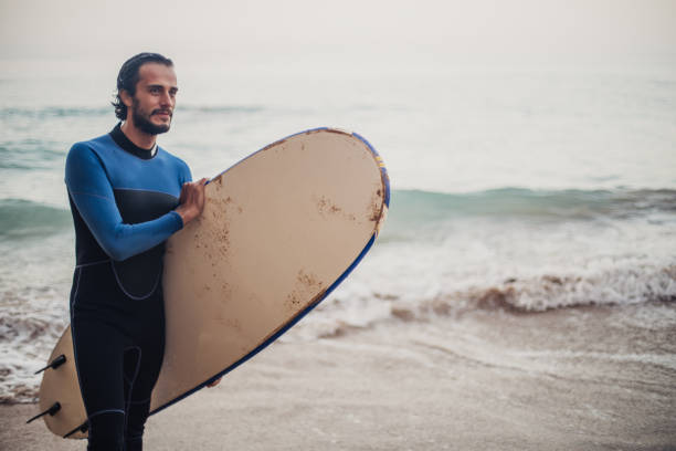 istock Going to surf in the sea 862057556