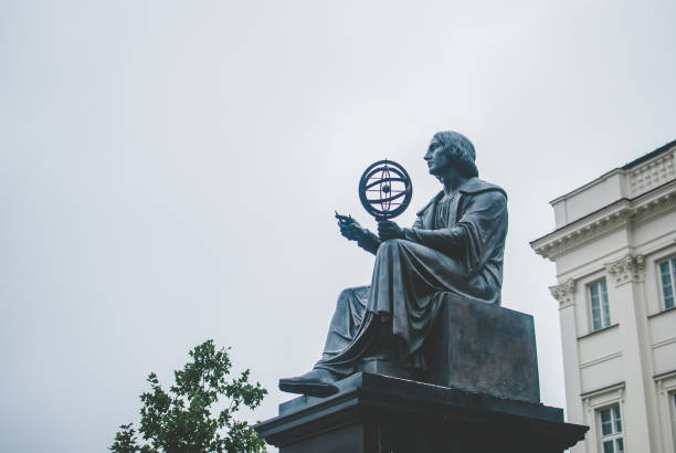 capital da polónia varsóvia na manhã de agosto. - nicolaus copernicus - fotografias e filmes do acervo