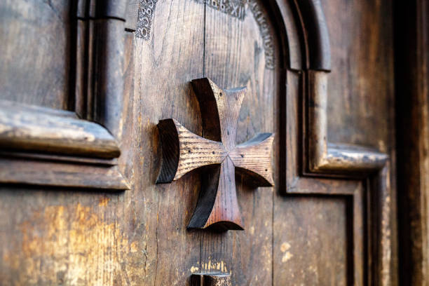 vieille porte en bois avec croix de malte - knights templar photos et images de collection
