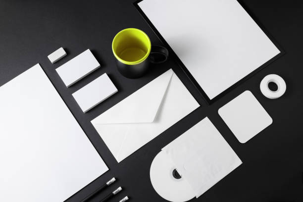 papeterie blanc sur fond noir - paper stack cup index card photos et images de collection