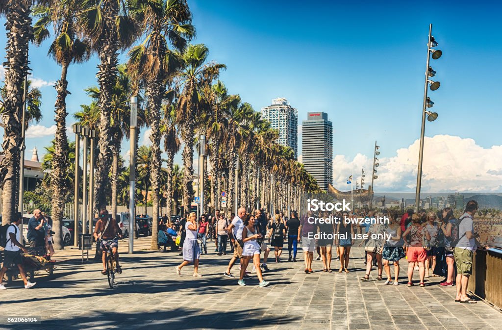 Caminando por el paseo marítimo de playa de la Barceloneta, Barcelona, Cataluña, España - Foto de stock de Barcelona - España libre de derechos