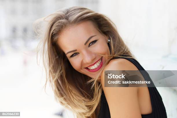 Photo libre de droit de Heureuse Insouciante Jeune Souriant Portrait En Plein Air banque d'images et plus d'images libres de droit de Mannequin - Métier