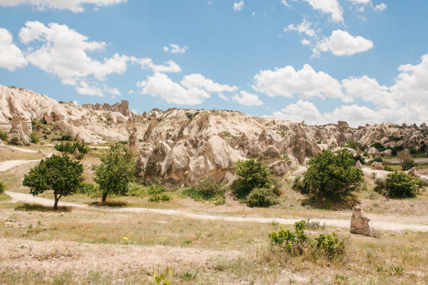 splendida vista sulle colline della cappadocia. uno dei luoghi d'interesse della turchia. turismo, viaggi, splendidi paesaggi, natura. - luogo dinteresse nazionale foto e immagini stock