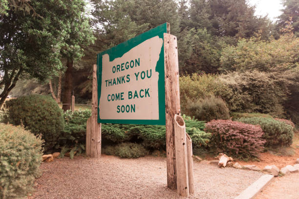 istock Welcome to Oregon state line sign 862082372