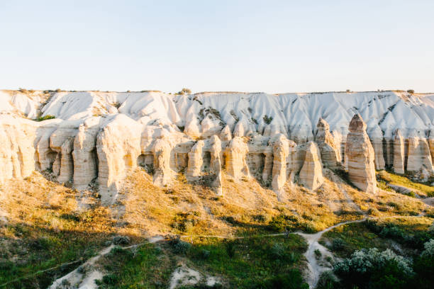 splendida vista sulle colline della cappadocia. uno dei luoghi d'interesse della turchia. turismo, viaggi, splendidi paesaggi, natura. alba mattutina. - luogo dinteresse nazionale foto e immagini stock