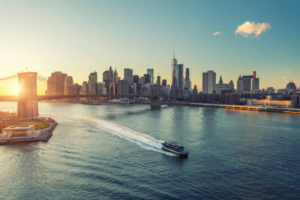 ブルックリン ブリッジとマンハッタン アット サンセット - dramatic sky manhattan moody sky new york city ストックフォトと画像