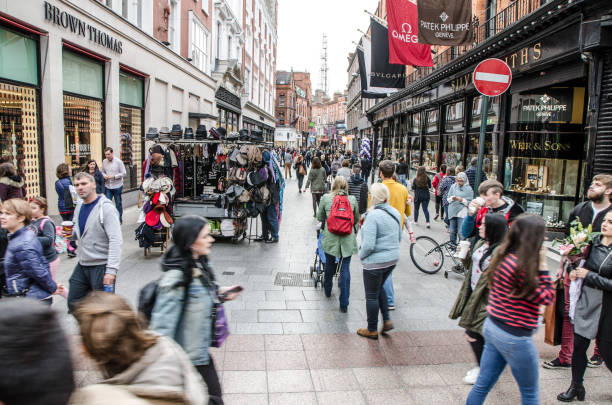 folla in grafton street a dublino durante il giorno dell'autunno - crowd store europe city street foto e immagini stock