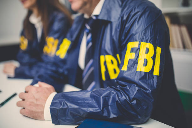 equipo del fbi en la oficina - white collar crime fotografías e imágenes de stock