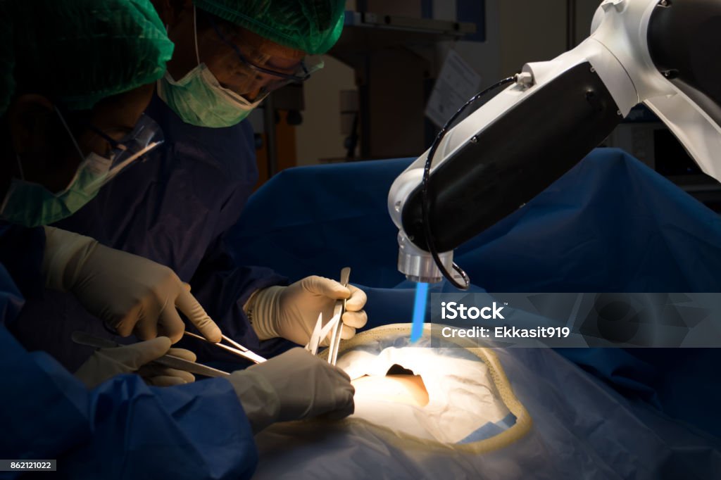 Fortgeschrittene Roboter-Chirurgie-Maschine im Krankenhaus, sind Arzt Gebrauchsvorteile des Roboter-Chirurgie, Präzision, Miniaturisierung, kleinere Inzisionen, verringerten Blutverlust, weniger Schmerzen und schneller heilende Zeit - Lizenzfrei robotergestützte Chirurgie Stock-Foto