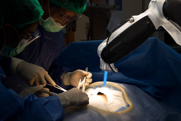 macchina chirurgica robotica avanzata in ospedale, i vantaggi dell'uso medico della chirurgia robotica sono precisione, miniaturizzazione, incisioni più piccole, diminuzione della perdita di sangue, meno dolore e tempi di guarigione più rapidi - chirurgia robotica foto e immagini stock