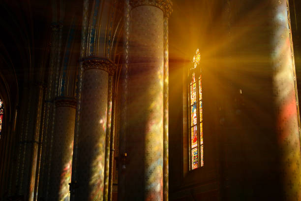 luz del sol entre las columnas de la iglesia católica - stained glass glass art church fotografías e imágenes de stock