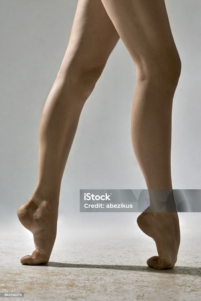 Dançarina de Balé posando no estúdio - Foto de stock de Andar na Ponta do Pé royalty-free