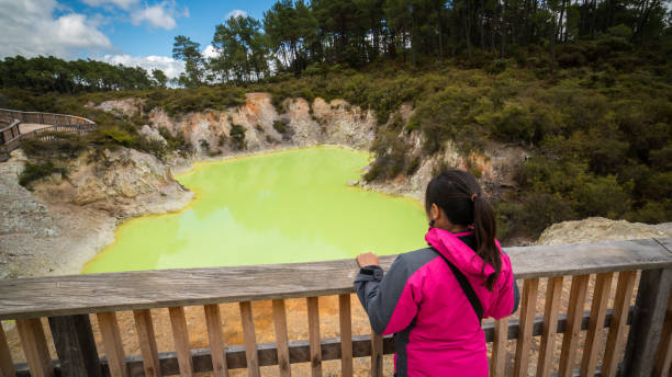 турист в пещерном бассейне дьявола в роторуа - new zealand geyser champagne park стоковые фото и изображения