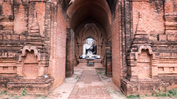 estatua de buda, pyathada paya, bagan, myanmar (birmania) - pagoda bagan tourism paya fotografías e imágenes de stock
